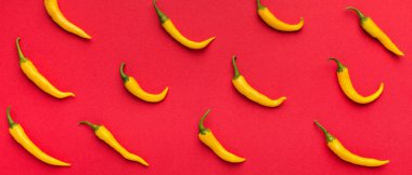 Sıcak sarı kırmızı biber kırmızı zemin üzerine