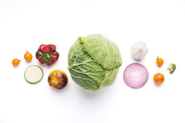 Beyaz lahana malzemelerle yeşil sebze salatası