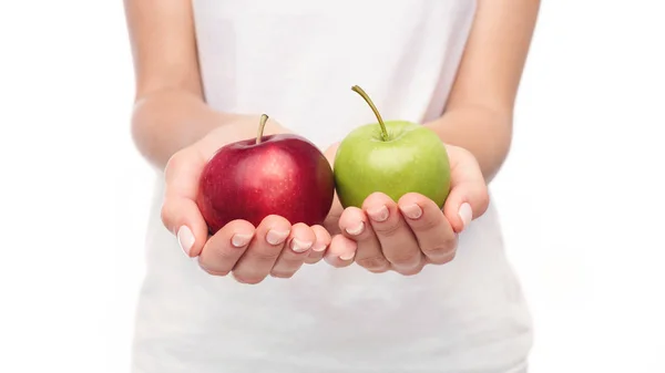 Жінка пропонує два яблука в її руках — стокове фото