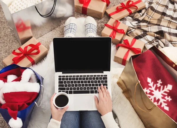 Frau bestellt Geschenke und Dekorationen auf Laptop — Stockfoto