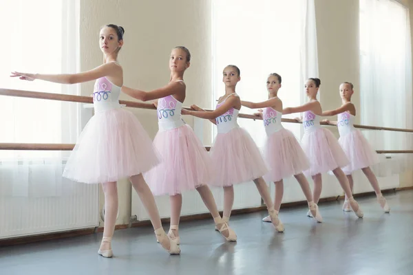 Groep van jonge ballerina's opleiding choreografie, kopie ruimte — Stockfoto