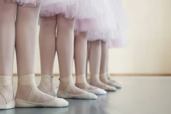 Маленькие танцоры ноги в пуантах обувь, делая упражнения — стоковое фото