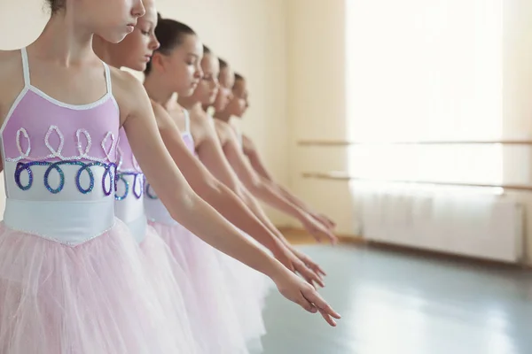 Jeunes ballerines répétant dans la classe de ballet — Photo