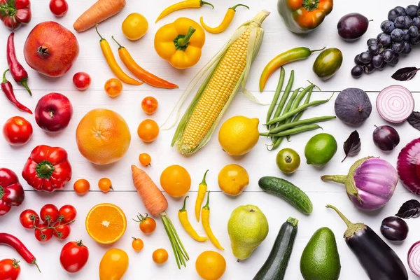 Zusammensetzung von Obst und Gemüse in Regenbogenfarben — Stockfoto