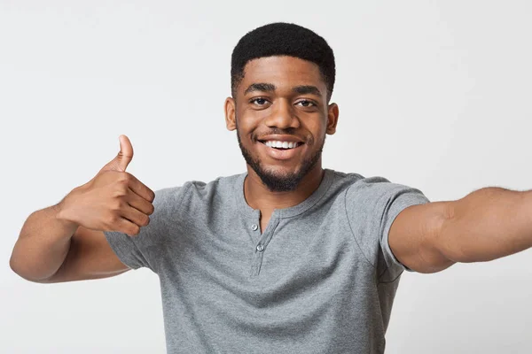 Hombre feliz haciendo selfie y mostrando el pulgar hacia arriba — Foto de Stock