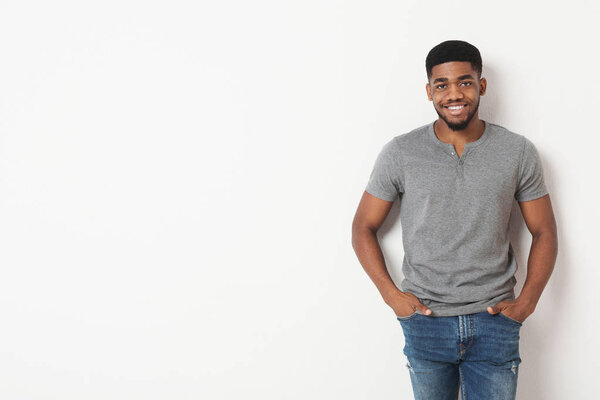 Hombre casual negro con las manos en los bolsillos — Foto de Stock