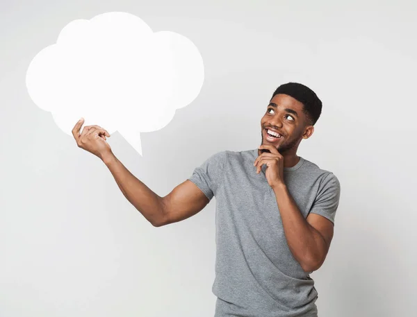 Afro-americano uomo tenendo vuoto discorso bolla su bianco — Foto Stock