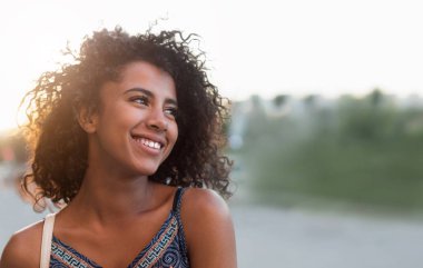 Açık gülümseyen Afro-Amerikan Kız portresi