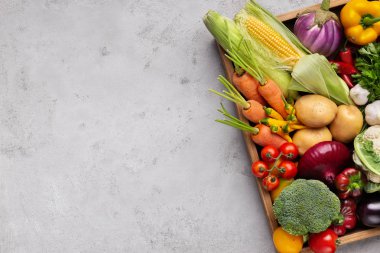 Gri Ahşap kutusunda taze organik sebze