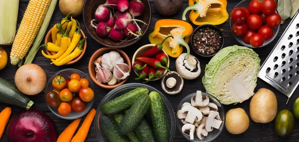 Ensemble de différents légumes crus frais dans des bols — Photo