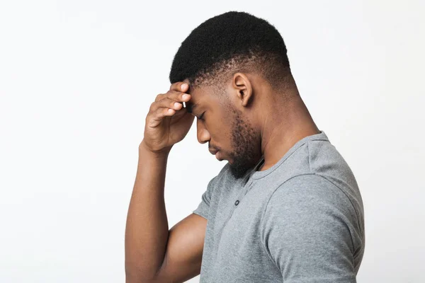 Doordachte Afro-Amerikaanse man profiel portret op wit — Stockfoto