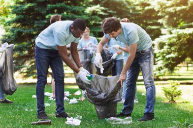 İyimser gönüllü çöp torbası park holding