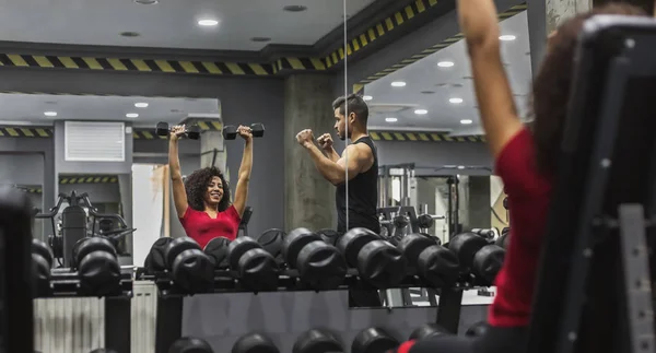 Instructor de fitness masculino guiando a su cliente femenino —  Fotos de Stock