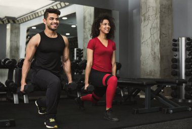 Spor insanlar jimnastik salonu dumbbells ile çalışma