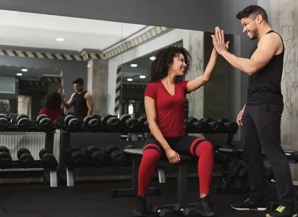 Treinador de fitness e mulher dando uns aos outros cinco altos — Fotografia de Stock