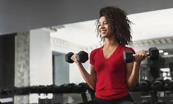 Afro-amerikai fitness nő bicepsz edzés az edzőteremben csinál — Stock Fotó