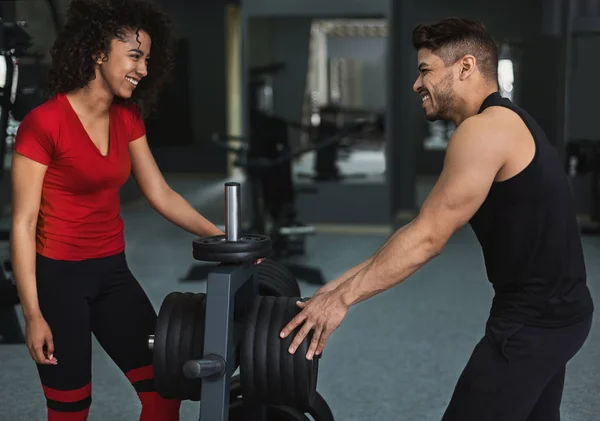 Chica atleta afroamericana hablando con entrenador en gimnasio —  Fotos de Stock