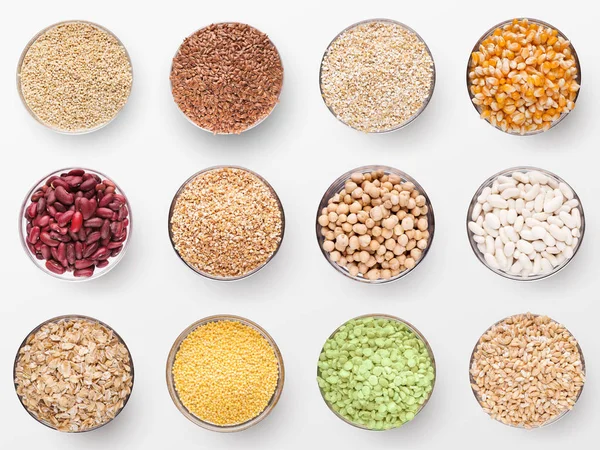 Beyaz arka plan üzerinde izole farklı kabuğu çıkarılmış tane topluluğu