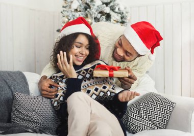 Noel hediyesi kızla şaşırtıcı yakışıklı adam
