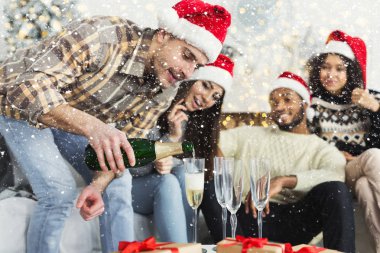 Şampanya ile kutlamak yeni yıl happy arkadaşlar
