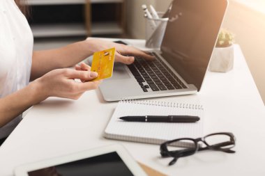 Tanınmayan kadın evde online alışveriş