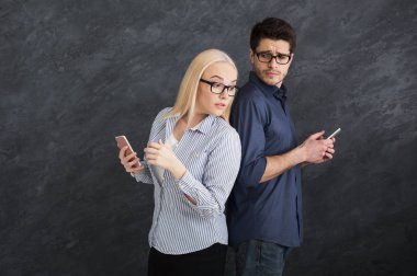 Çocuk manifatura telefon izlerken kıskanç kız arkadaş