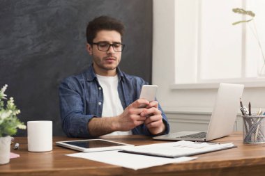 Telefon kullanma Office ciddi genç işadamı