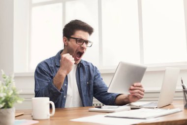Office dijital tablet ile genç mutlu işadamı