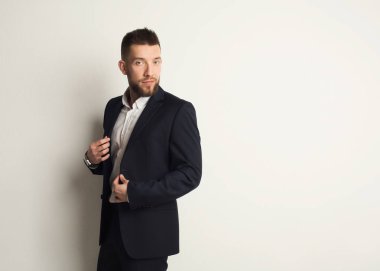 yakışıklı genç beyaz iş adamı