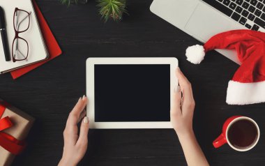 Kadının ellerini dijital tablet, üstten görünüm