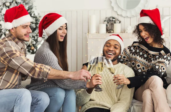 Heureux amis célébrant le Nouvel An avec du champagne — Photo