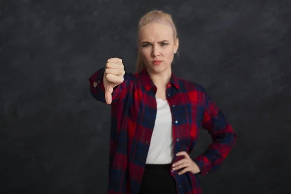 Jovem mulher bonita com polegar para baixo retrato — Fotografia de Stock