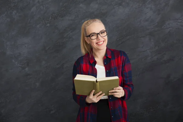 Молода щаслива жінка з книгою — стокове фото
