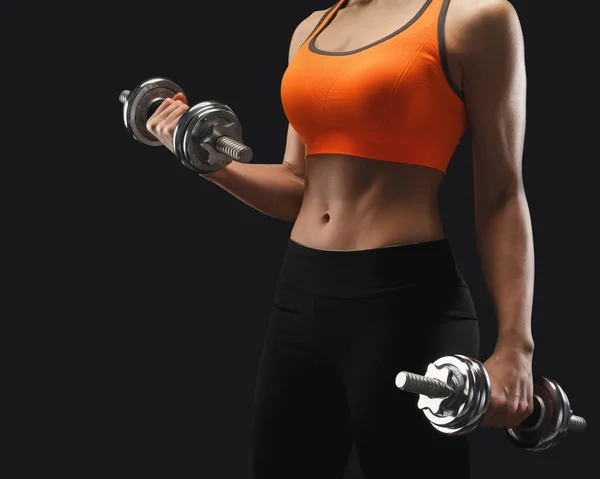 Tanınmayan atletik kadın dumbbells ile — Stok fotoğraf