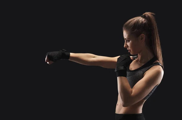 Upea nuori nainen nyrkkeily side — kuvapankkivalokuva