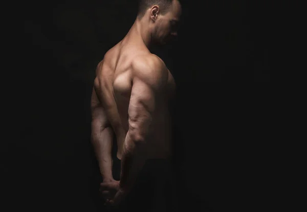 Unrecognizable man shows strong back muscles closeup — Stock Photo, Image