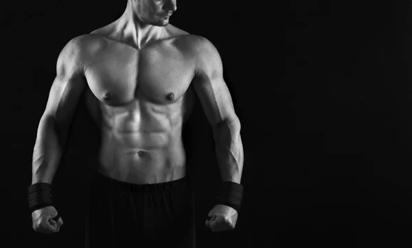 Sportovní silák showes nahý svalnaté tělo — Stock fotografie