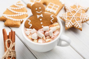 Zencefilli kurabiye kakao marshmallows ile fincan