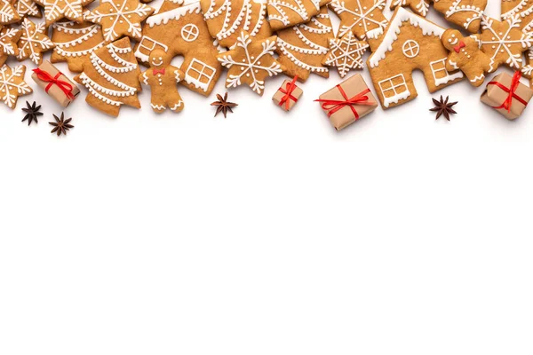 Kerst grens met gingerbread koekjes en aromatische kruiden — Stockfoto