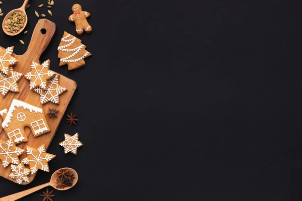 Zelfgemaakte peperkoek kerstkoekjes, specerijen op snijplank — Stockfoto