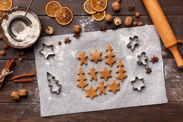 Gingerbread koekjes. ruwe Bew jaar cijfers van deeg — Stockfoto