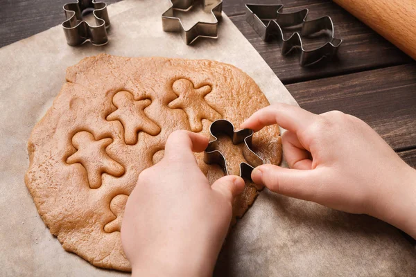 Manos de niño haciendo galletas de jengibre navideñas festivas —  Fotos de Stock