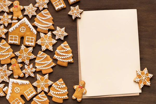 Kerst groet. Gingerbread koekjes met lege papier — Stockfoto