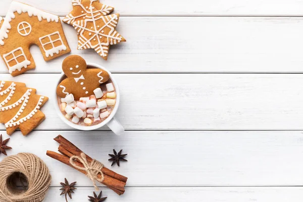Cookie speculaaspop in kopje warme chocolademelk — Stockfoto