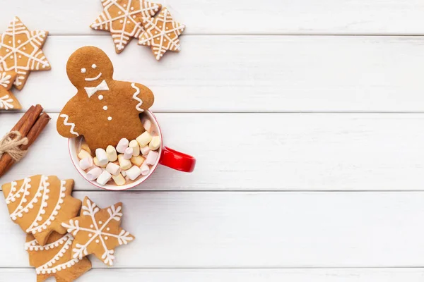 Gingerbread koekjes op tafel in kopje warme chocolademelk — Stockfoto