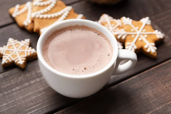 传统的圣诞节冬季热饮和姜饼饼干 — 图库照片