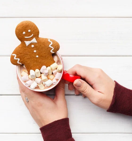 Kopje warme cacao met marshmallows en Kerstmis peperkoek — Stockfoto