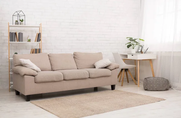 Moderna vardagsrum design med soffa, kopia utrymme — Stockfoto