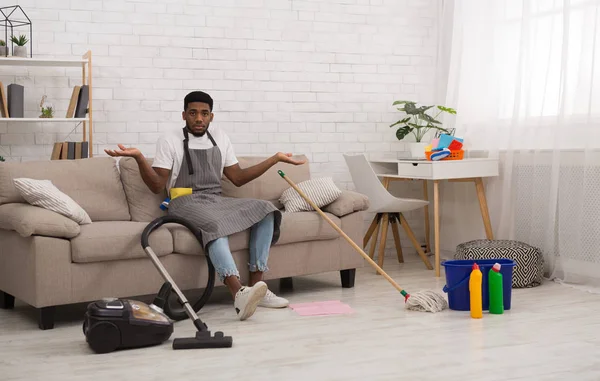 黑人失望的人在家里打扫房子前 — 图库照片