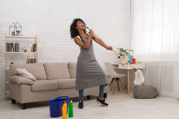 Spring cleaning woman singing fun using mop — Stock Photo, Image